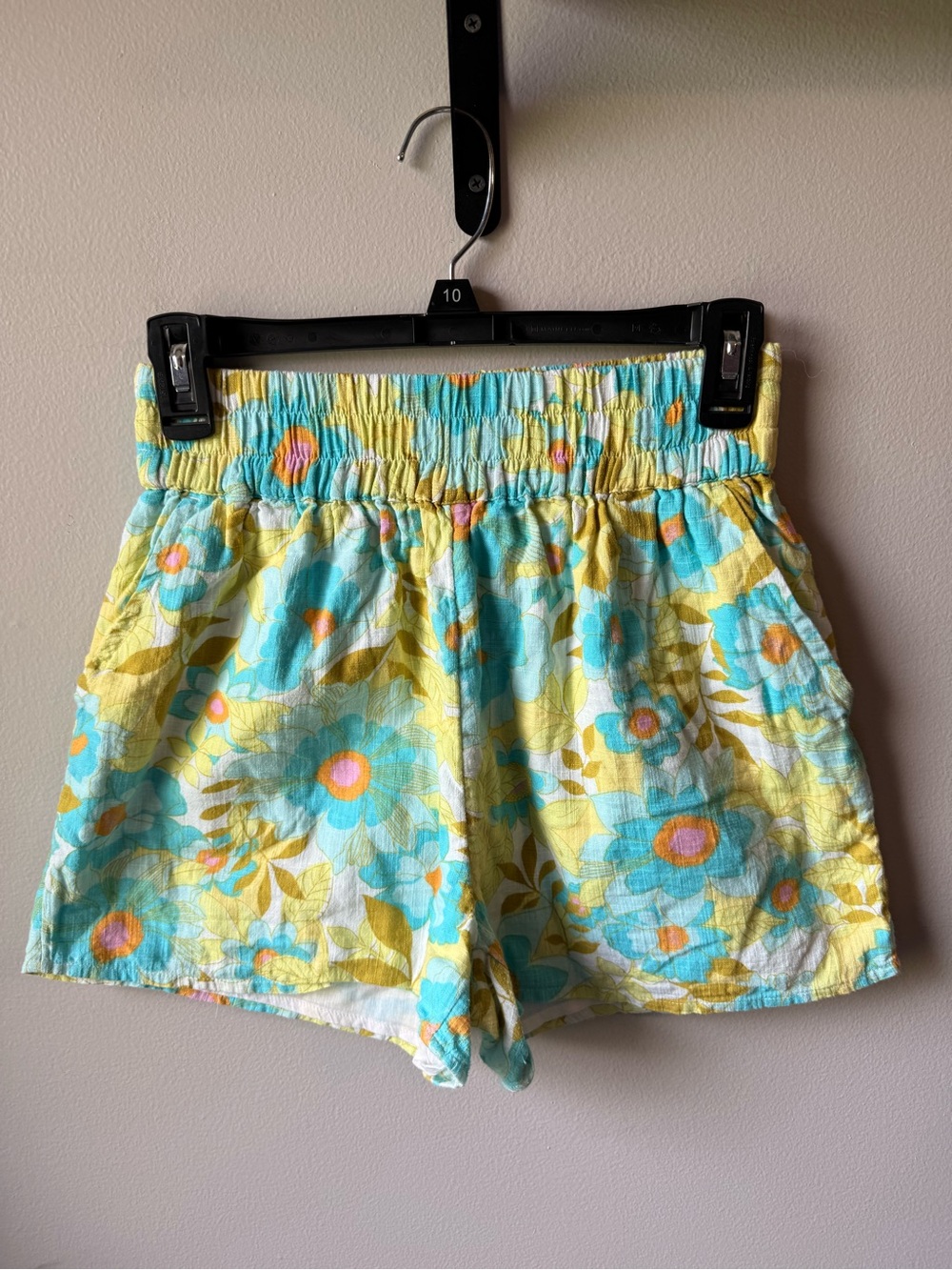Billabong Beach/Resort Shorts — Bright Floral Print size S high rise 2.5 inseam